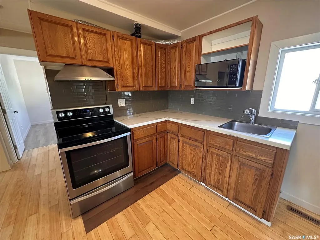 1106 10th Avenue E Regina SK S4N 0J2
