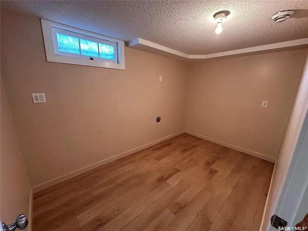 1106 10th Avenue E Regina SK S4N 0J2