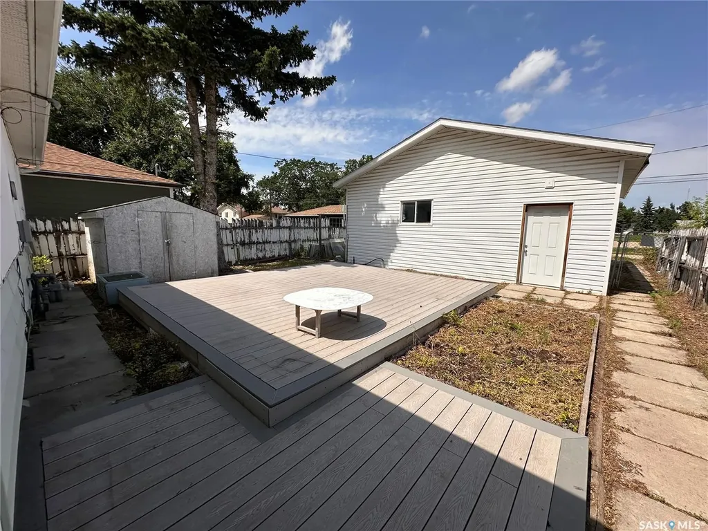 1106 10th Avenue E Regina SK S4N 0J2
