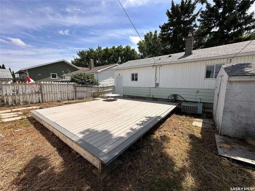 1106 10th Avenue E Regina SK S4N 0J2