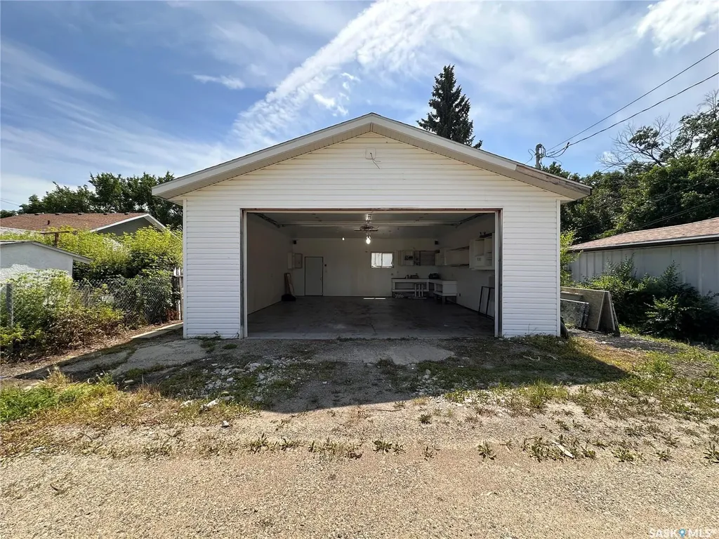 1106 10th Avenue E Regina SK S4N 0J2