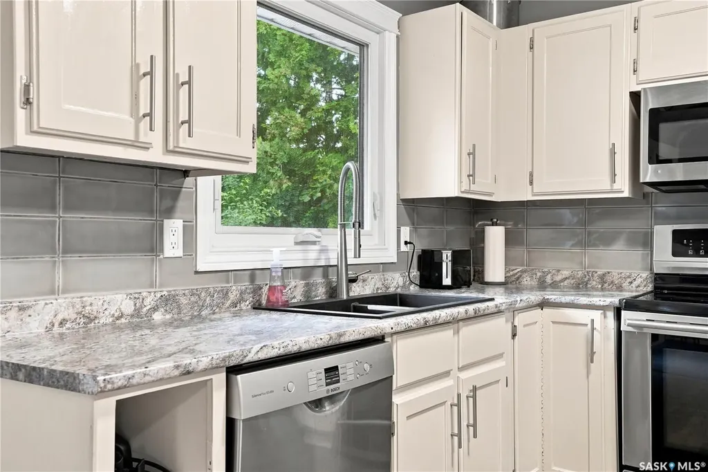 242 Candle Crescent Saskatoon SK S7K 5A4