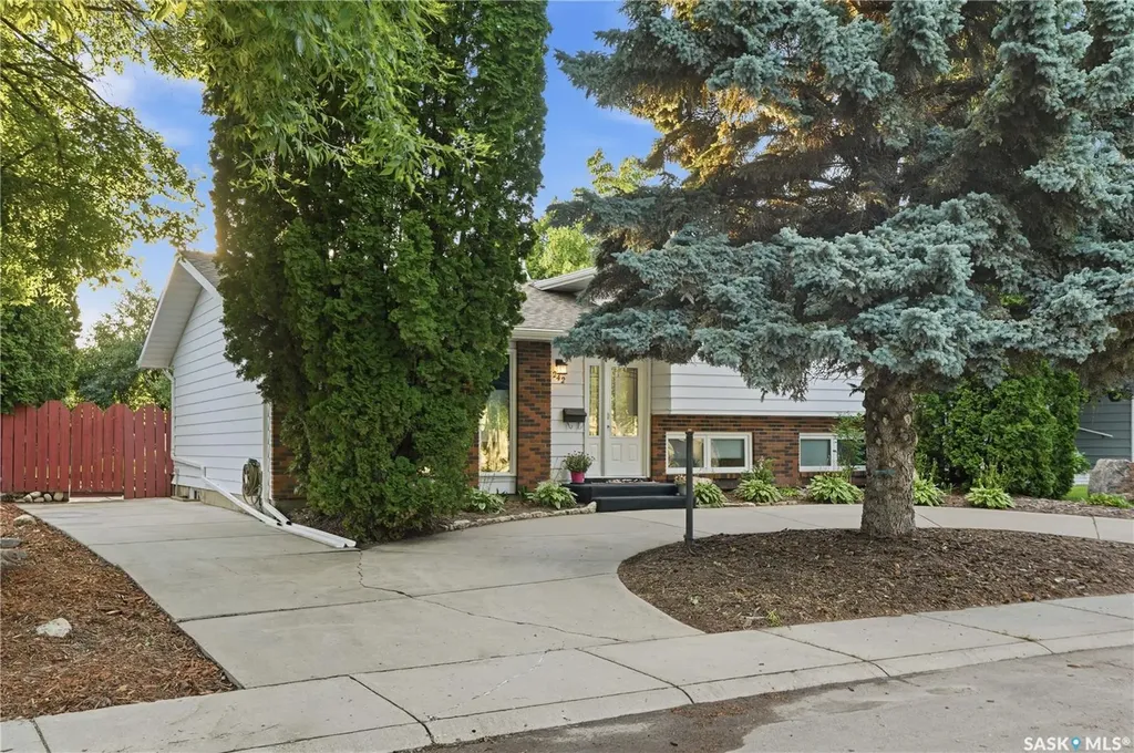 242 Candle Crescent Saskatoon SK S7K 5A4