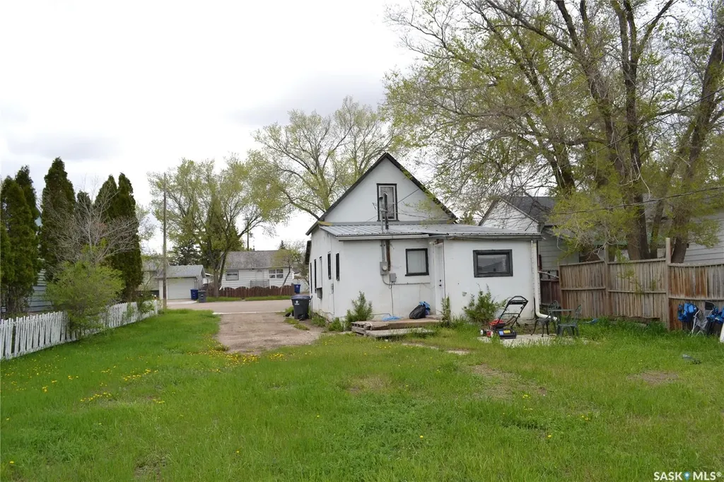 309 1st Avenue W Kindersley SK S0L 1S0