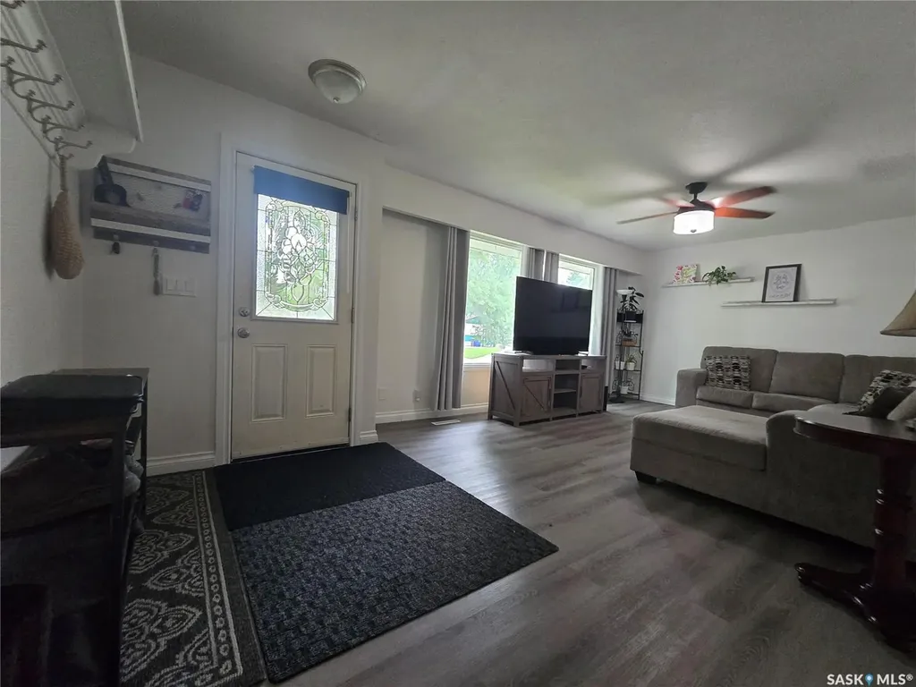 98 13th Street Weyburn SK S4H 1L1