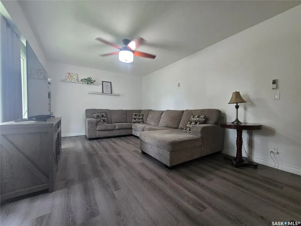 98 13th Street Weyburn SK S4H 1L1