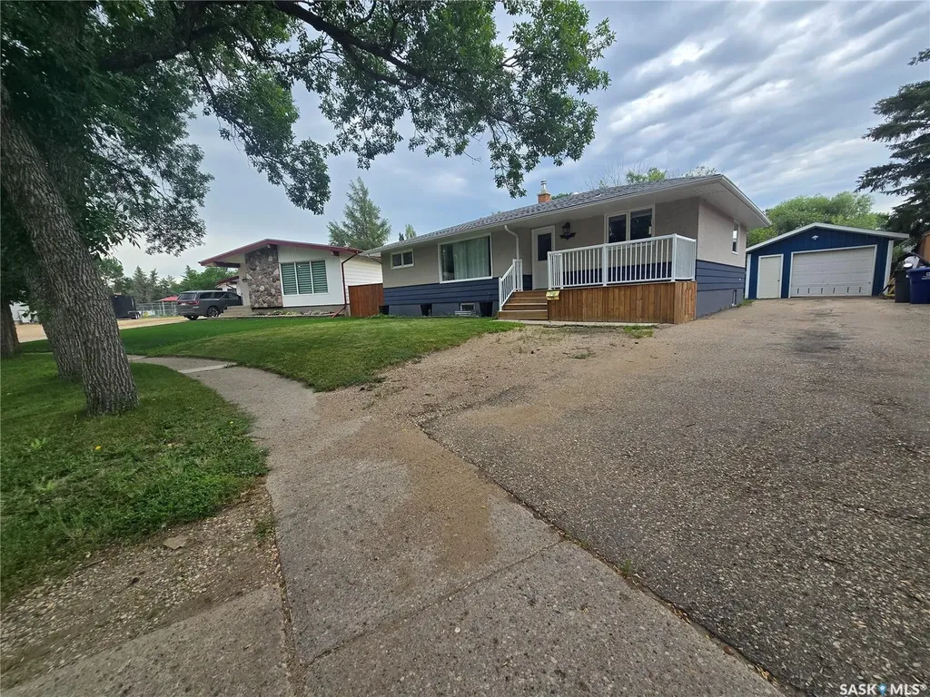 98 13th Street Weyburn SK S4H 1L1