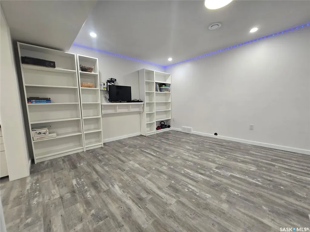 98 13th Street Weyburn SK S4H 1L1