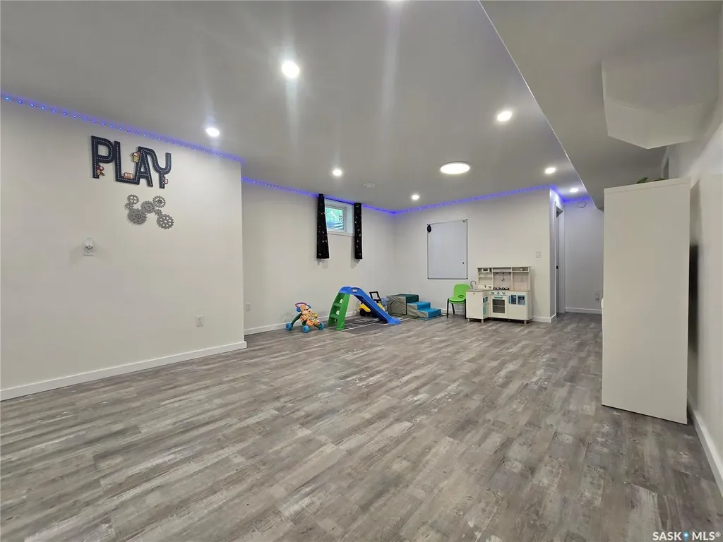 98 13th Street Weyburn SK S4H 1L1