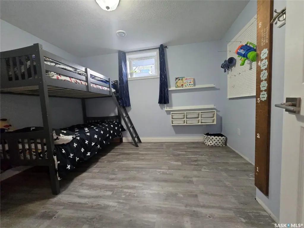 98 13th Street Weyburn SK S4H 1L1
