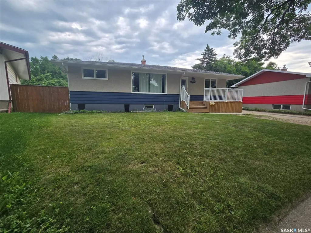 98 13th Street Weyburn SK S4H 1L1