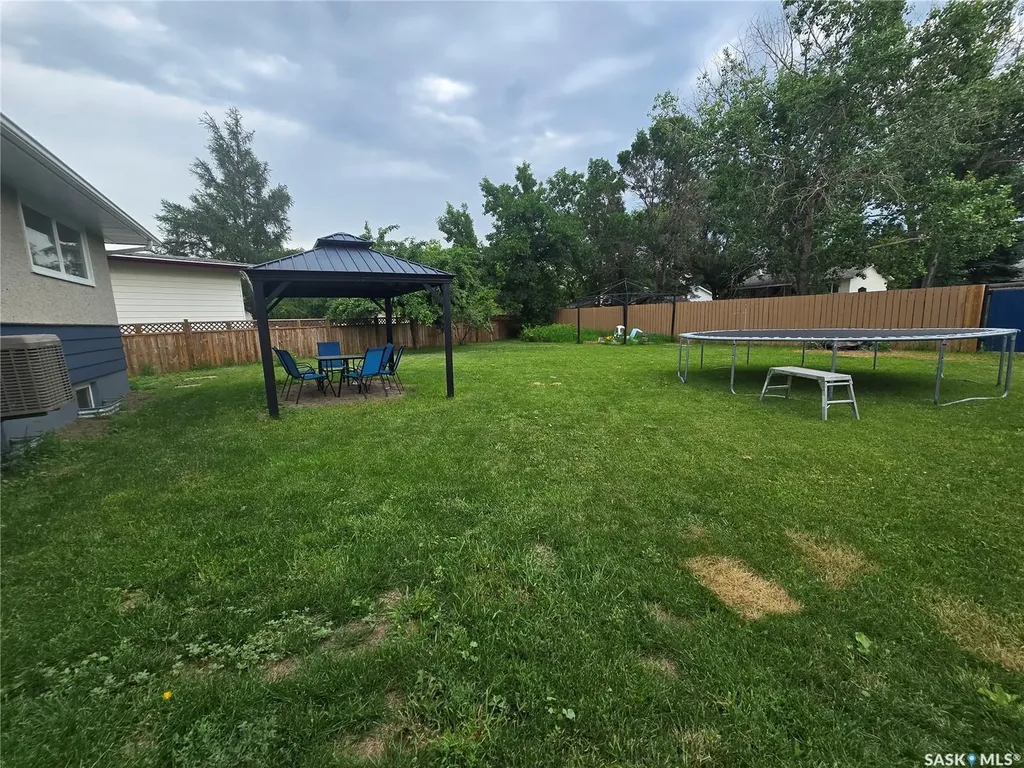98 13th Street Weyburn SK S4H 1L1