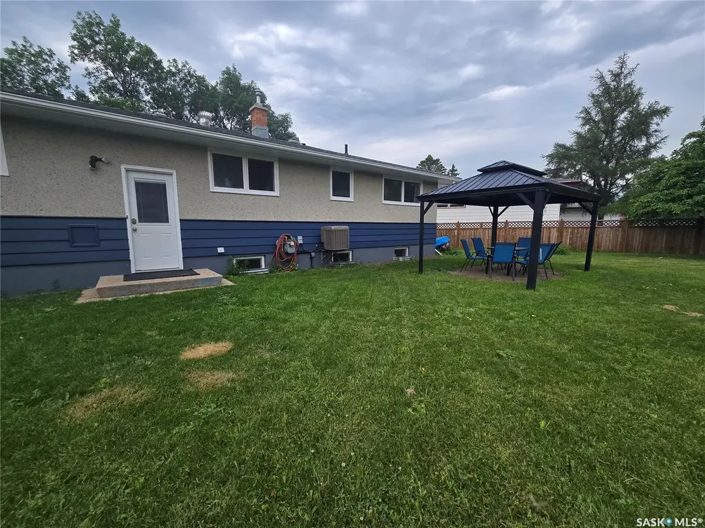 98 13th Street Weyburn SK S4H 1L1