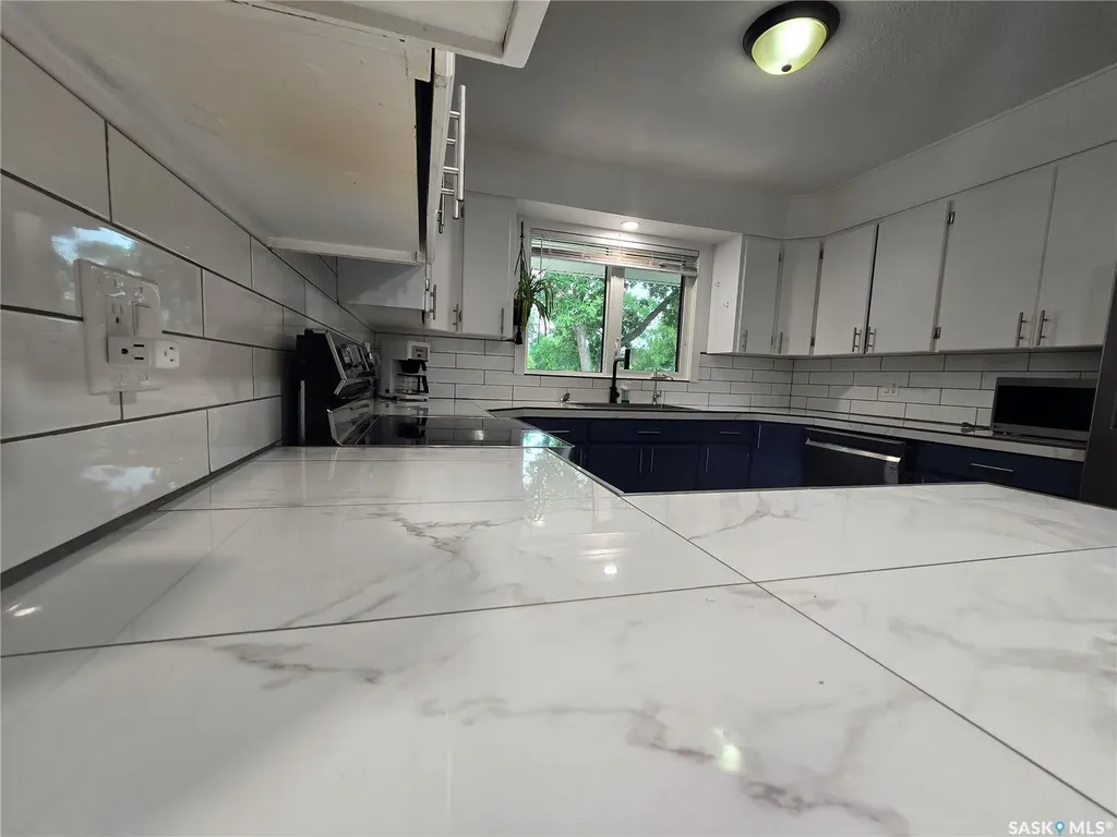 98 13th Street Weyburn SK S4H 1L1