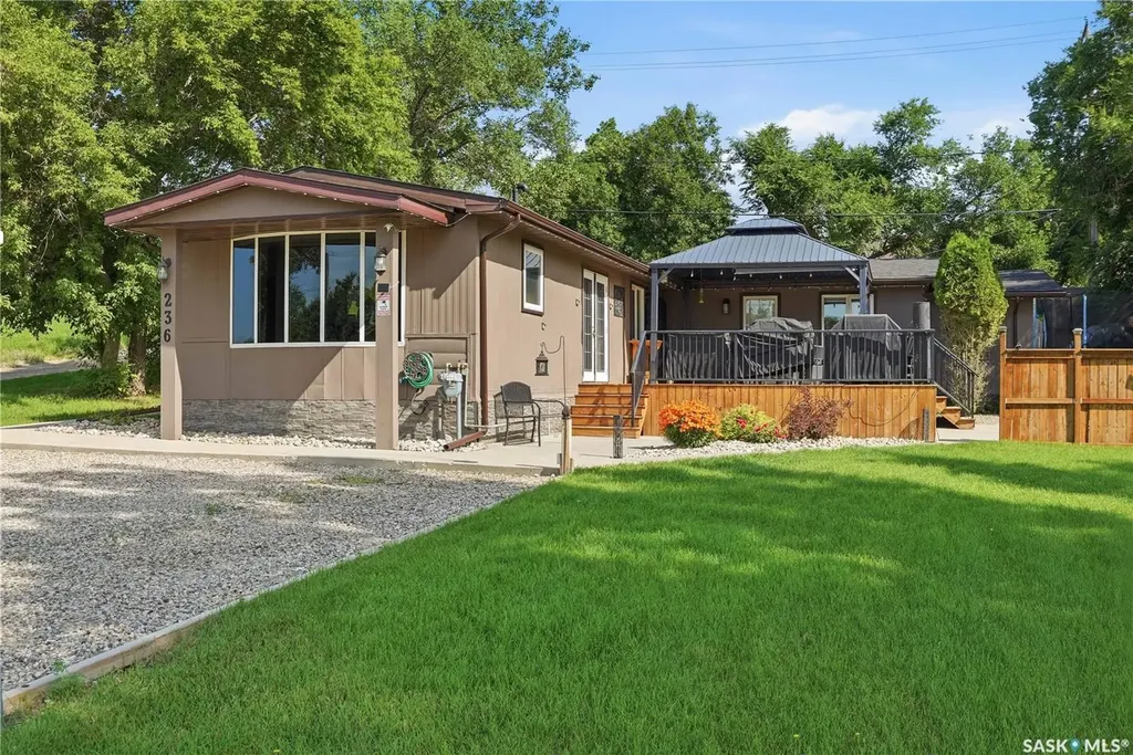 236 Osborne Avenue Regina Beach SK S0G 4C0