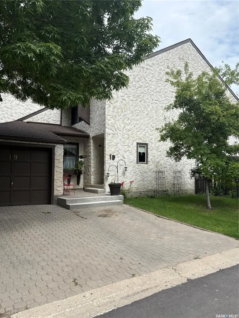 19 Laverendrye Way Regina SK S4S 5Z9