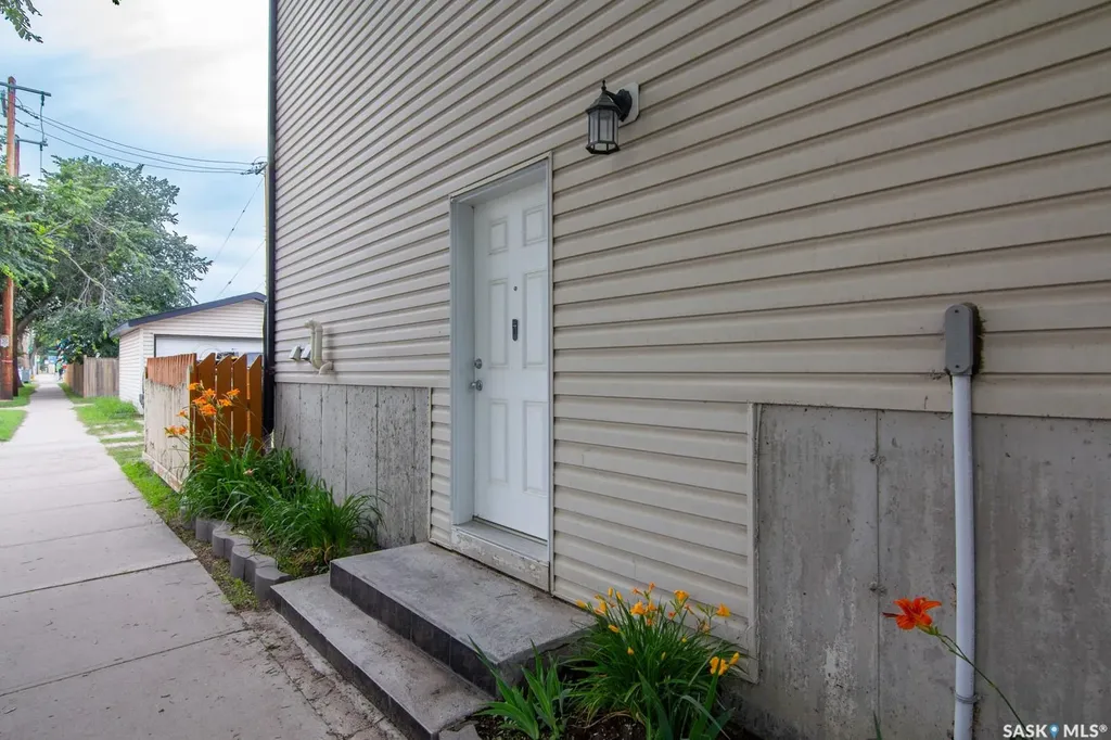 1031 O Avenue S Saskatoon SK S7M 2T1