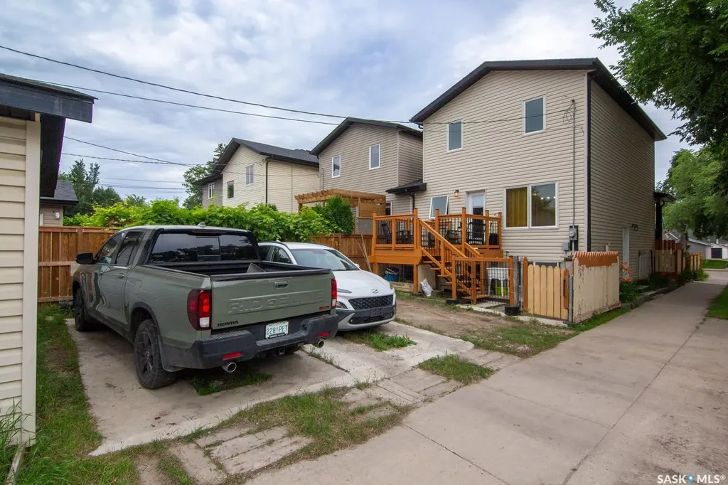 1031 O Avenue S Saskatoon SK S7M 2T1
