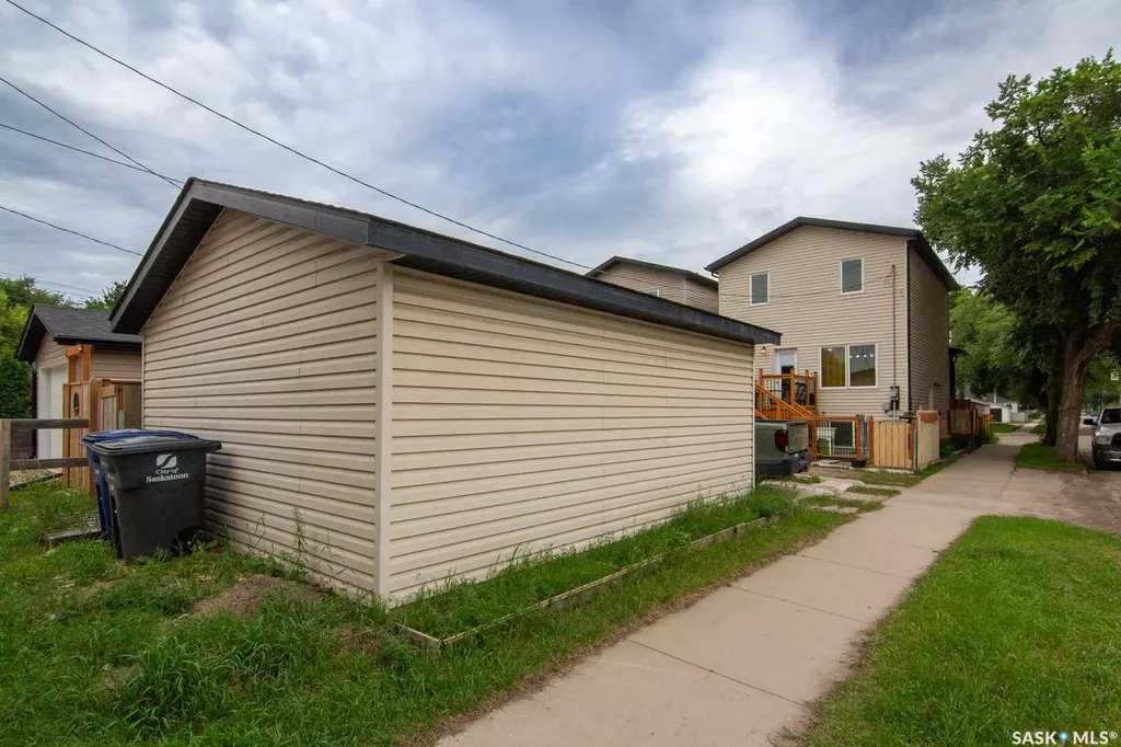 1031 O Avenue S Saskatoon SK S7M 2T1