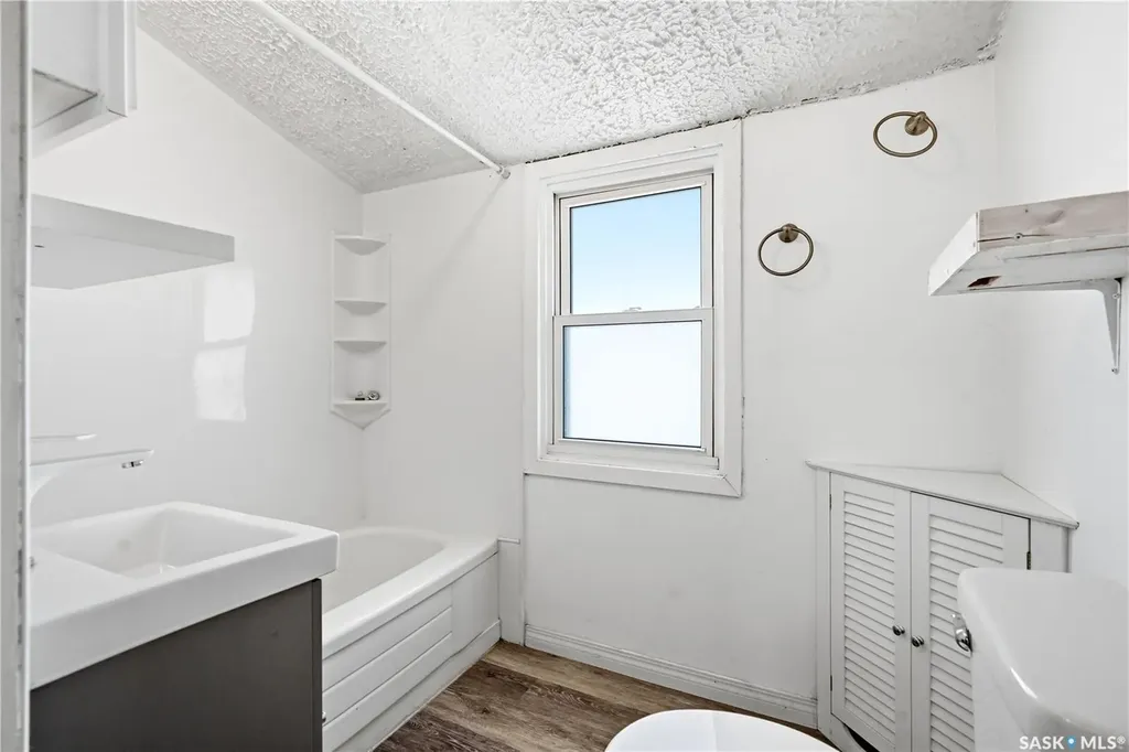 927 4th Avenue N Saskatoon SK S7K 2N5