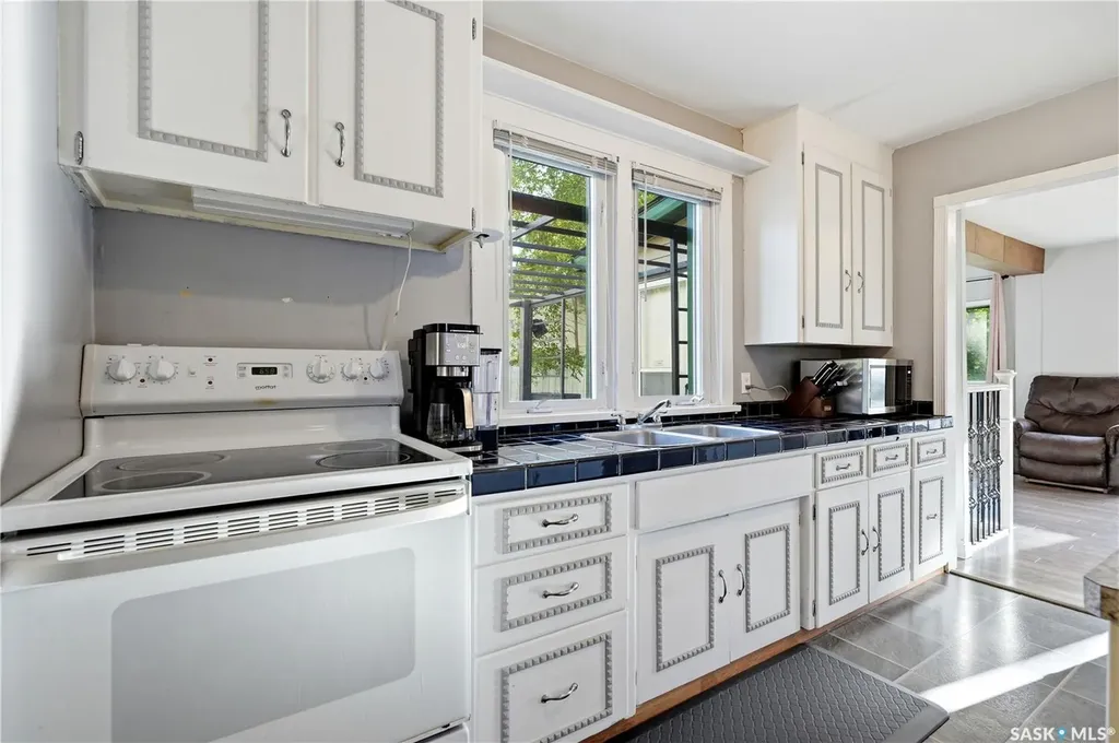 1728 2nd Avenue N Saskatoon SK S7K 2G5