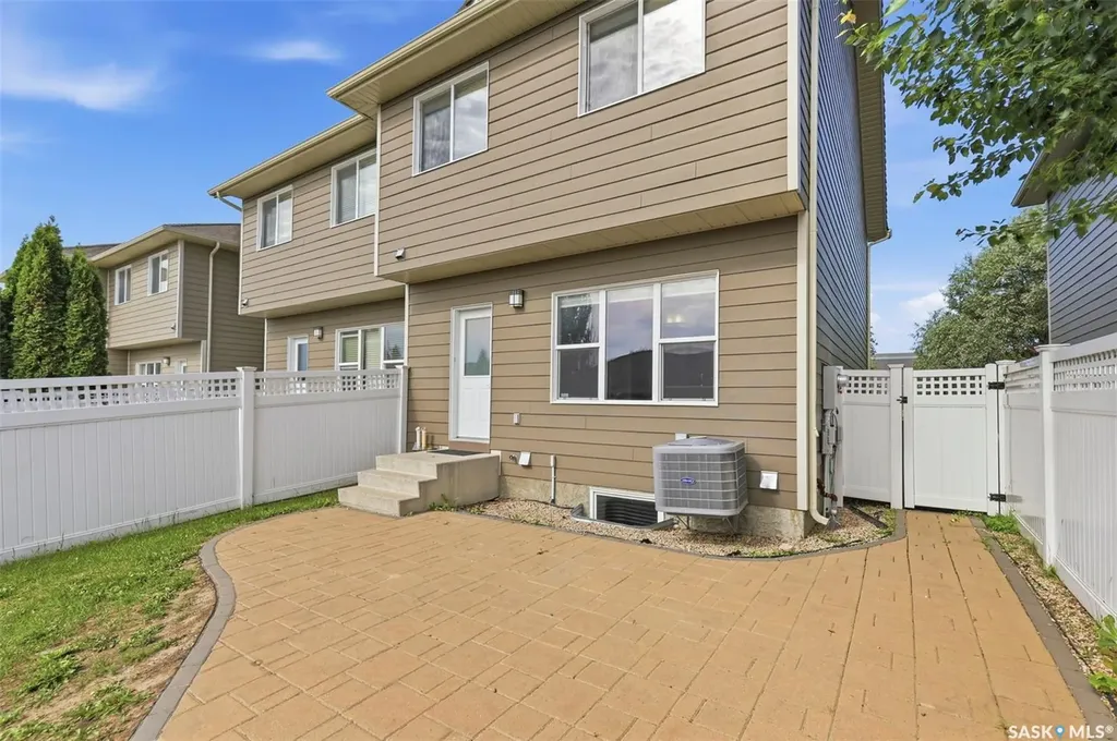 916 Stonebridge Common Saskatoon SK S7T 1C9