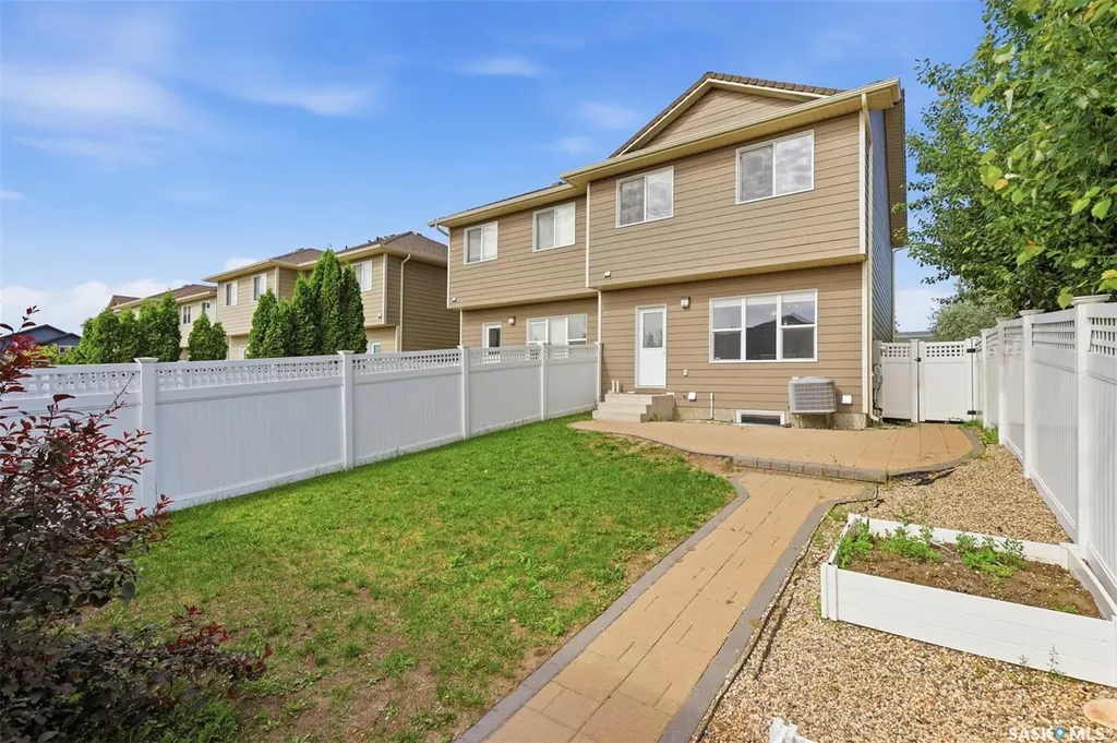 916 Stonebridge Common Saskatoon SK S7T 1C9