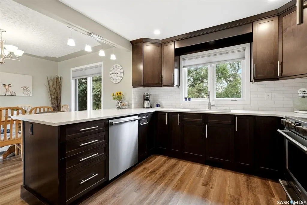 18 Forman Bay Regina SK S4R 7Y2