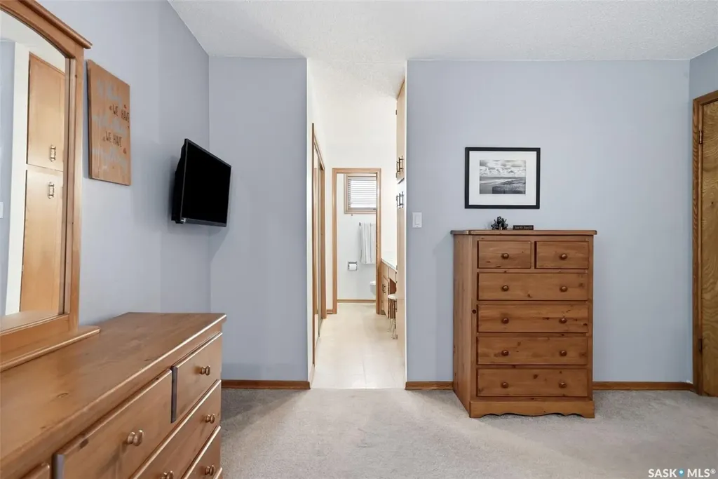 18 Forman Bay Regina SK S4R 7Y2