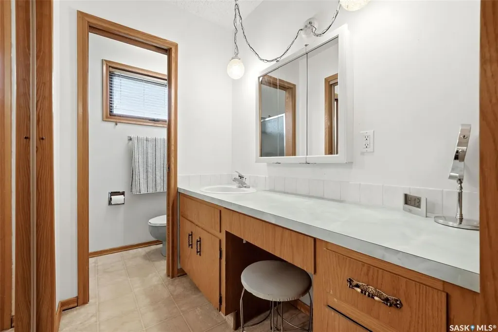 18 Forman Bay Regina SK S4R 7Y2