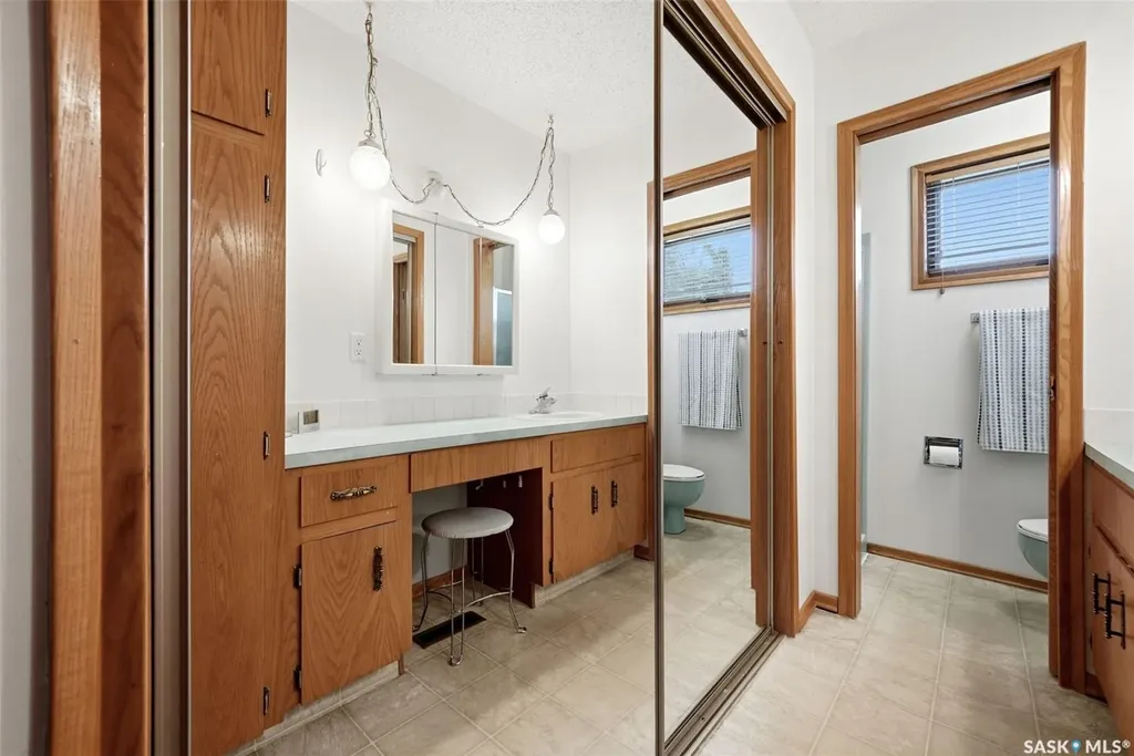 18 Forman Bay Regina SK S4R 7Y2