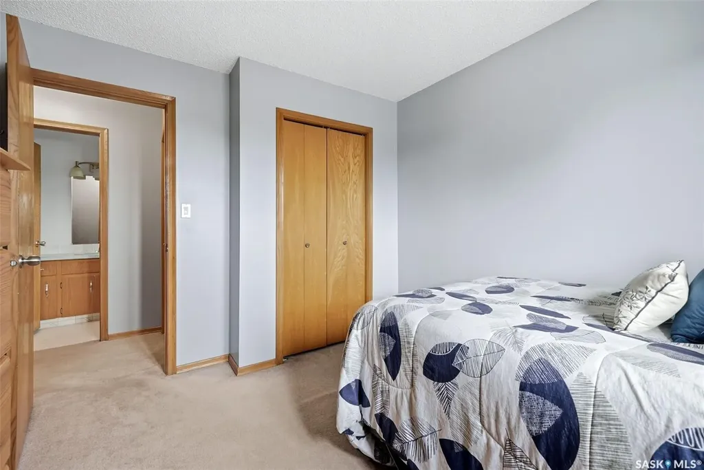 18 Forman Bay Regina SK S4R 7Y2