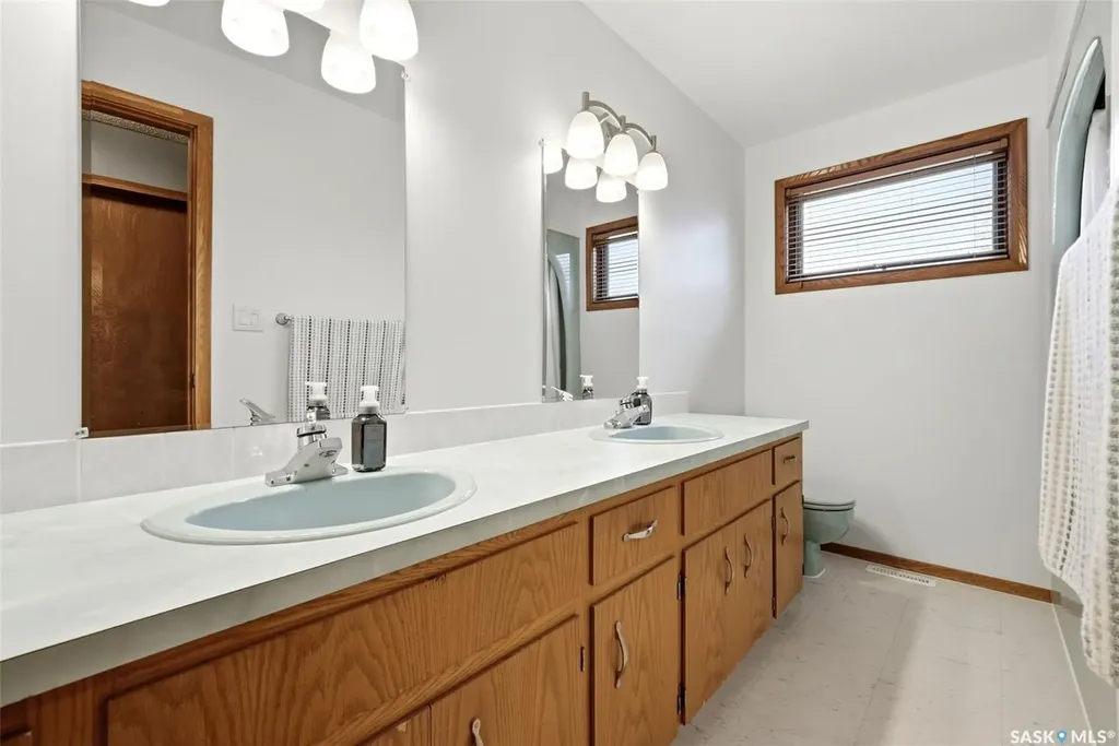 18 Forman Bay Regina SK S4R 7Y2