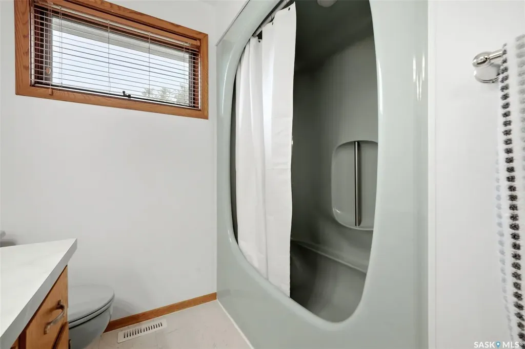 18 Forman Bay Regina SK S4R 7Y2