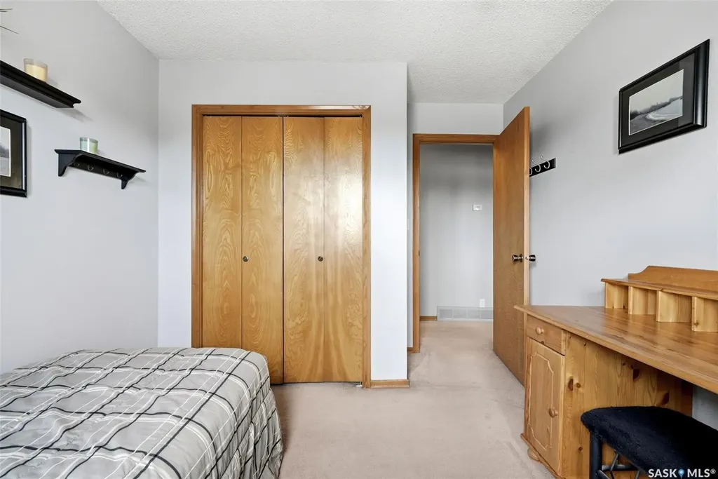 18 Forman Bay Regina SK S4R 7Y2