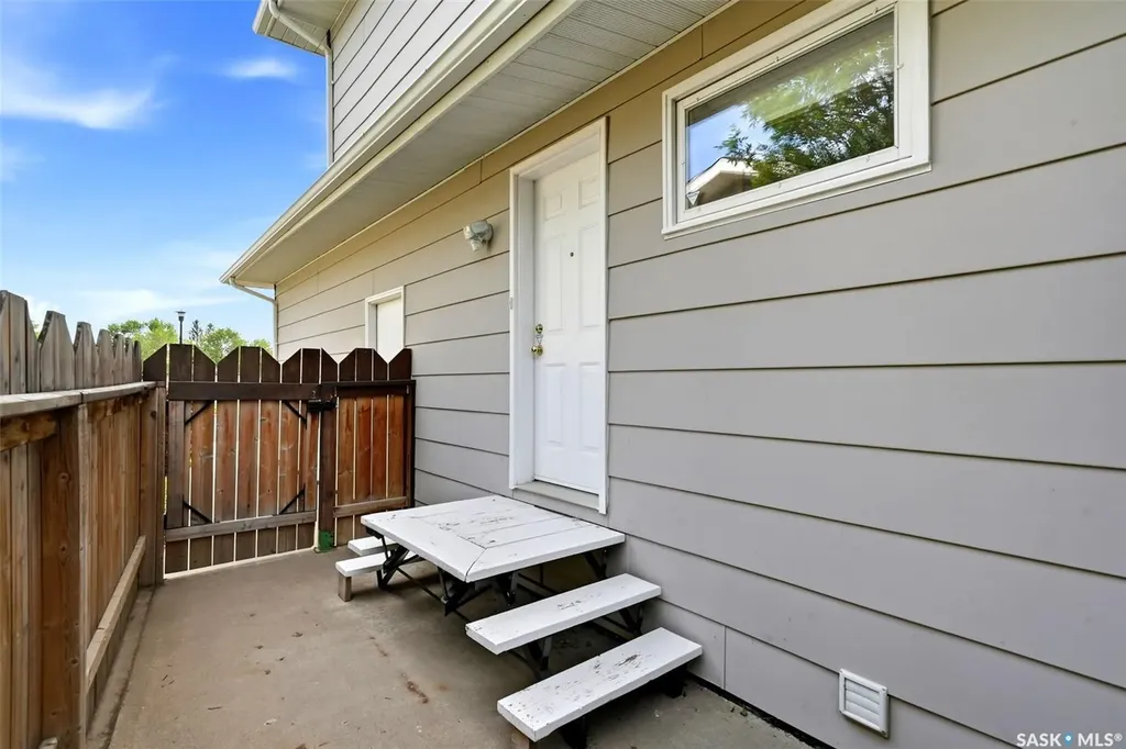 18 Forman Bay Regina SK S4R 7Y2