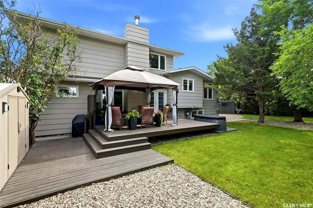 18 Forman Bay Regina SK S4R 7Y2