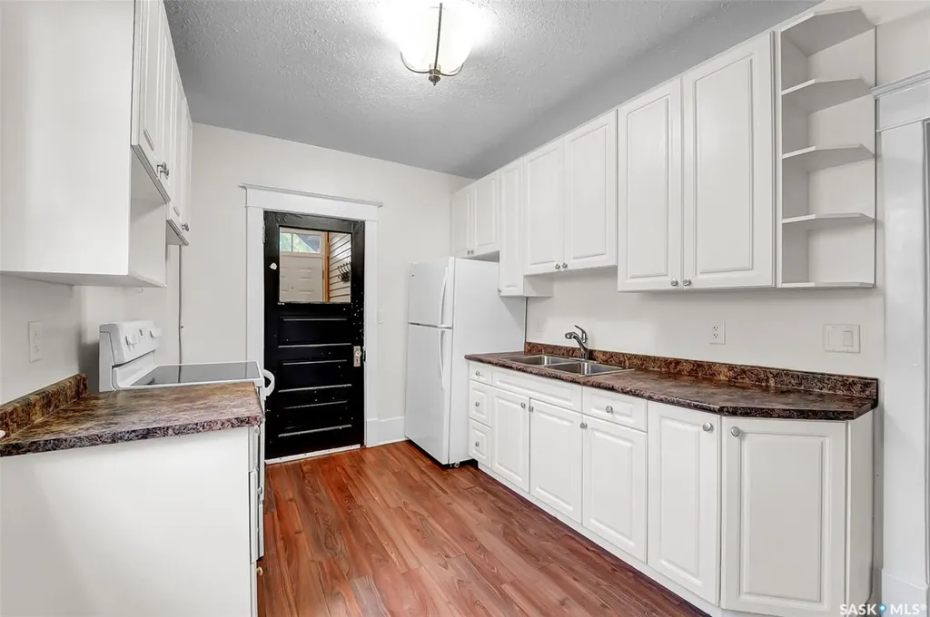736 7th Avenue N Saskatoon SK S7K 2V4