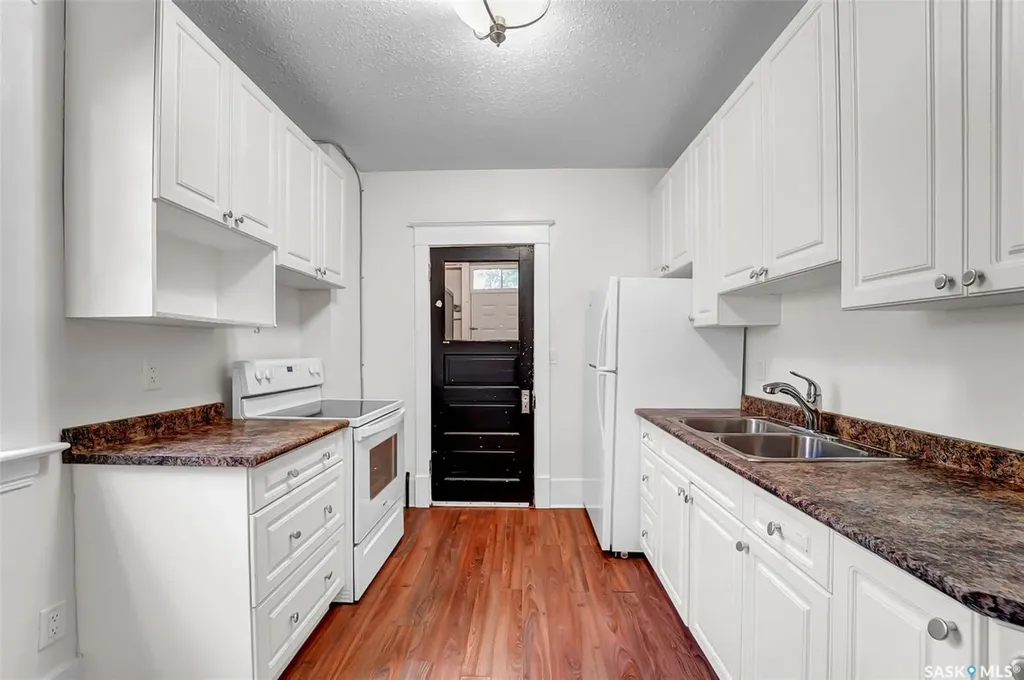 736 7th Avenue N Saskatoon SK S7K 2V4