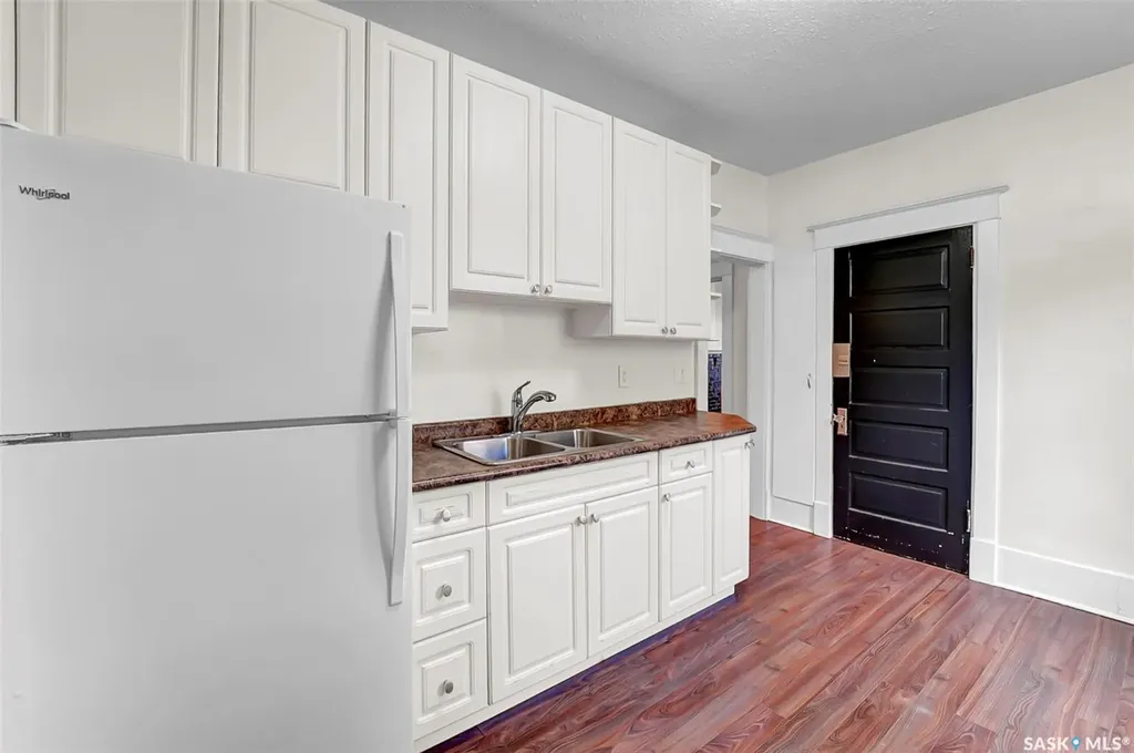 736 7th Avenue N Saskatoon SK S7K 2V4