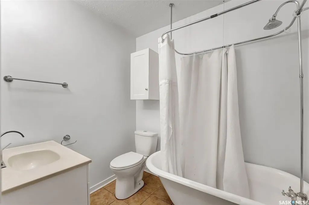 736 7th Avenue N Saskatoon SK S7K 2V4