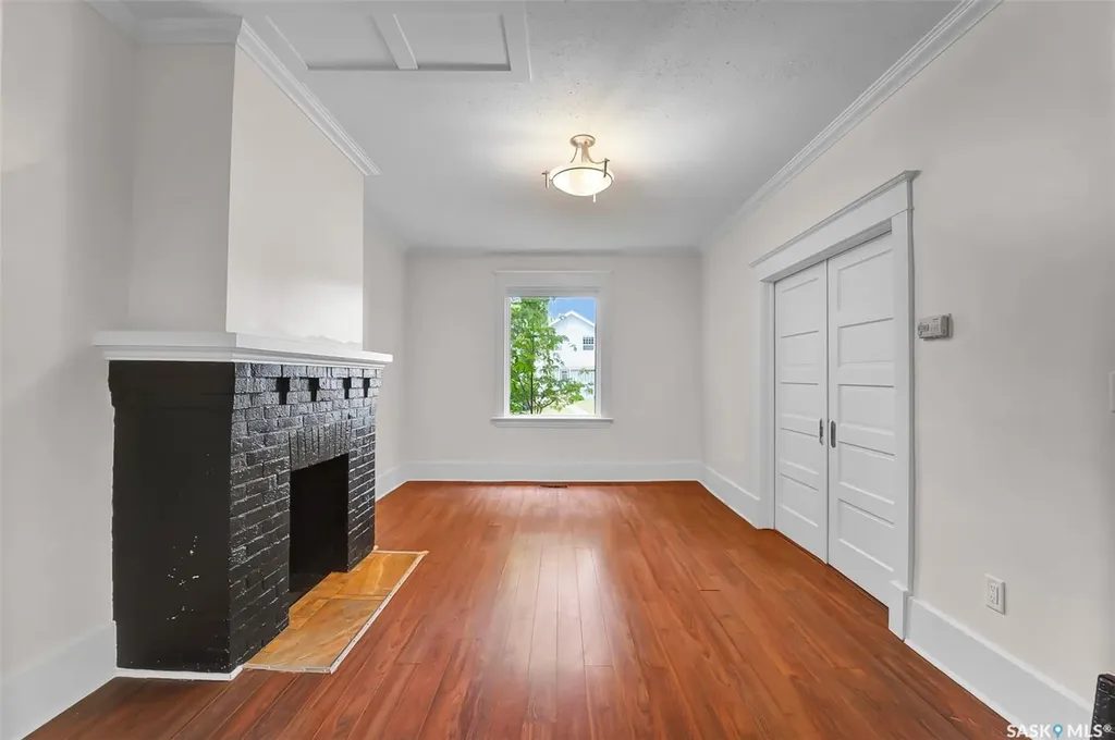 736 7th Avenue N Saskatoon SK S7K 2V4
