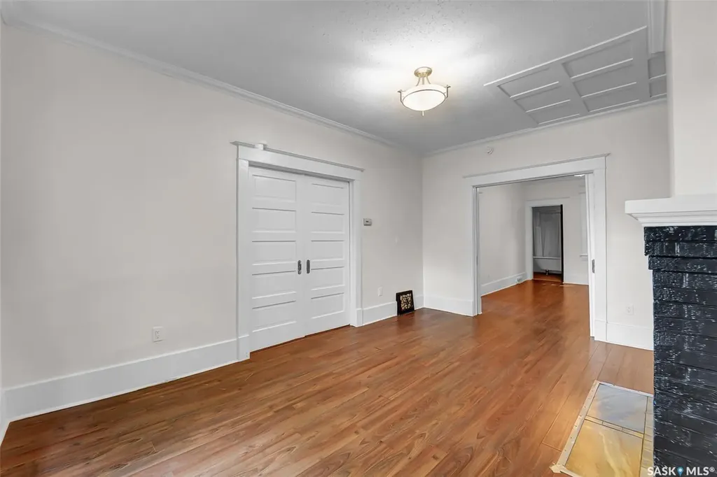 736 7th Avenue N Saskatoon SK S7K 2V4