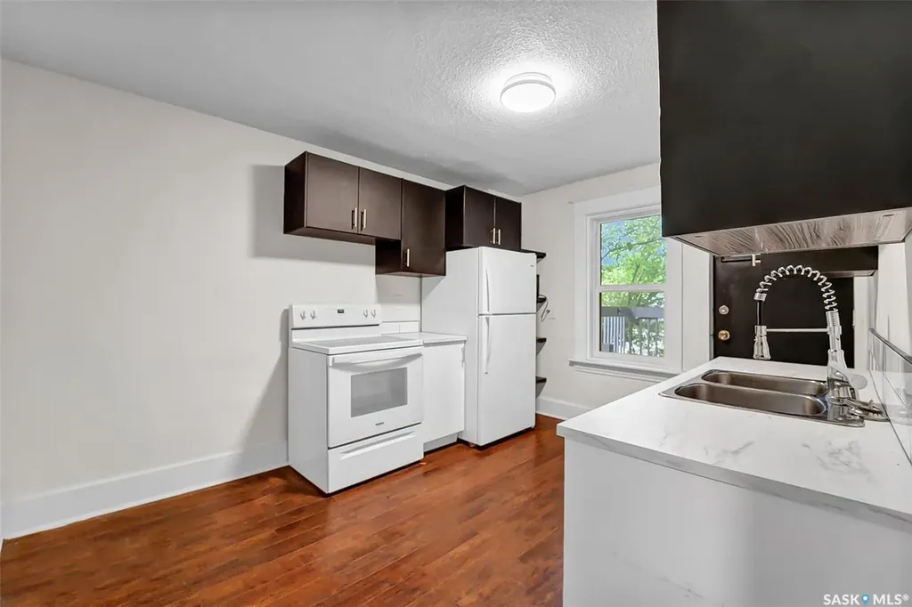 736 7th Avenue N Saskatoon SK S7K 2V4