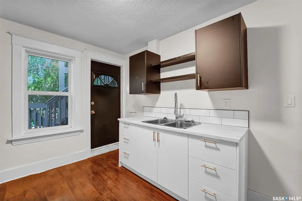 736 7th Avenue N Saskatoon SK S7K 2V4