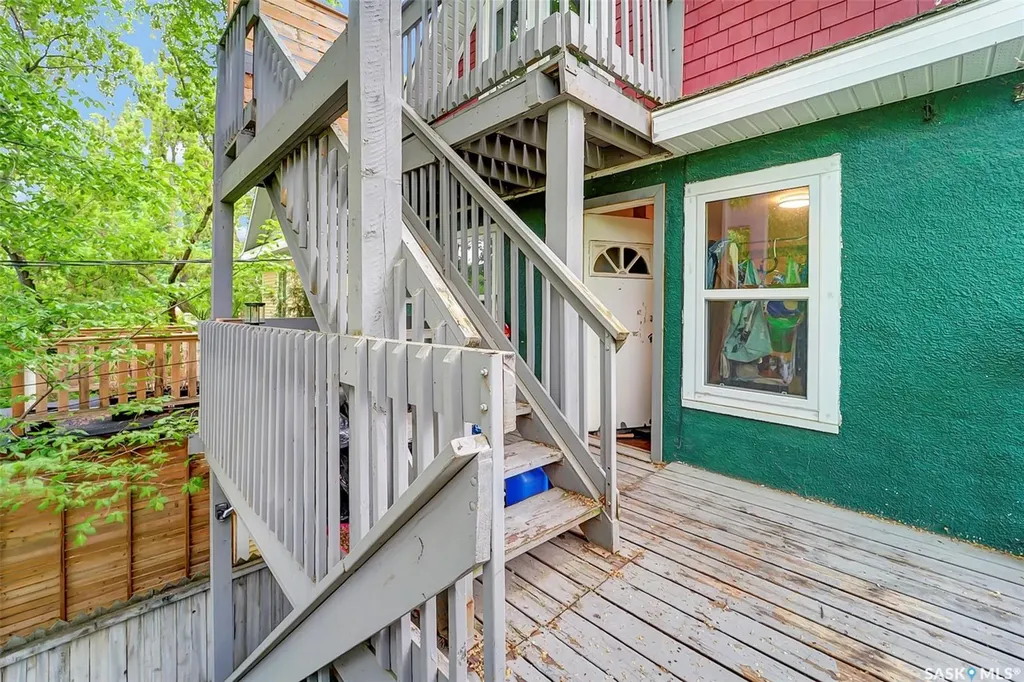736 7th Avenue N Saskatoon SK S7K 2V4
