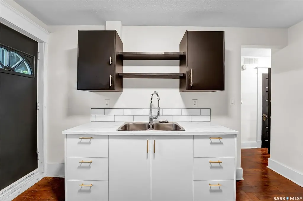 736 7th Avenue N Saskatoon SK S7K 2V4