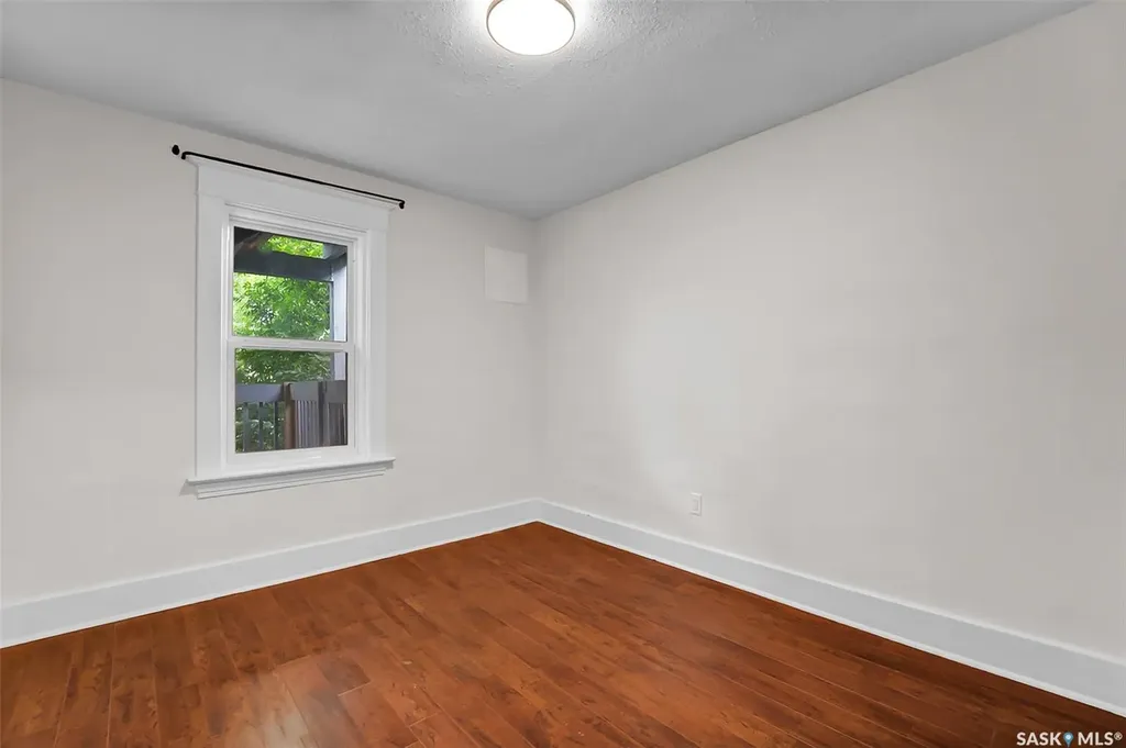 736 7th Avenue N Saskatoon SK S7K 2V4