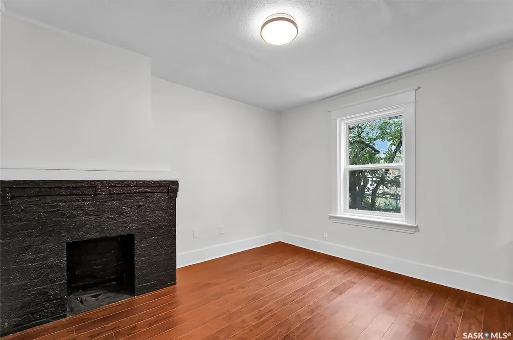 736 7th Avenue N Saskatoon SK S7K 2V4