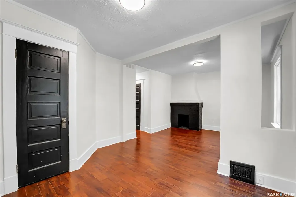 736 7th Avenue N Saskatoon SK S7K 2V4
